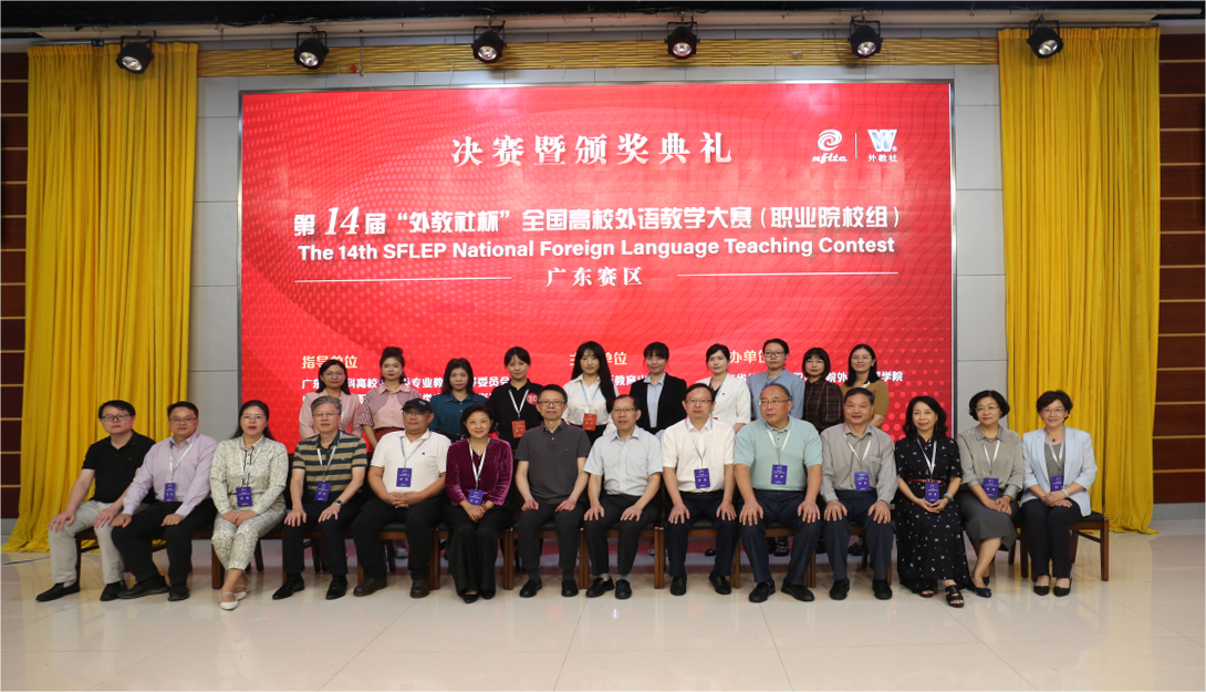 一群人站在台上
中度可信度描述已自动生成