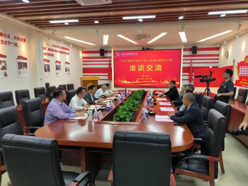 签约现场.png 签约现场.png