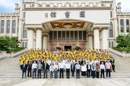 领导、嘉宾与全体代表合影留念.png 领导、嘉宾与全体代表合影留念.png