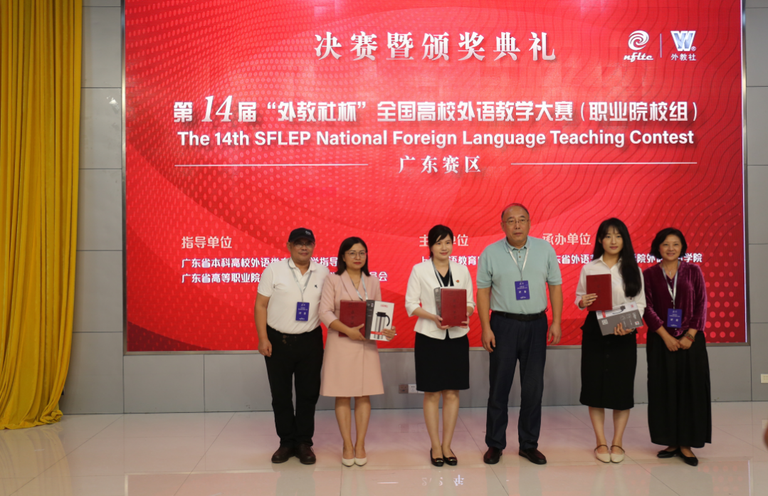 一群人站在一起合影
描述已自动生成