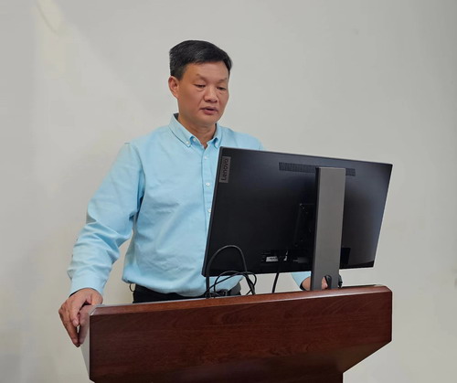 图为张平代表项目组汇报.jpg 图为张平代表项目组汇报.jpg