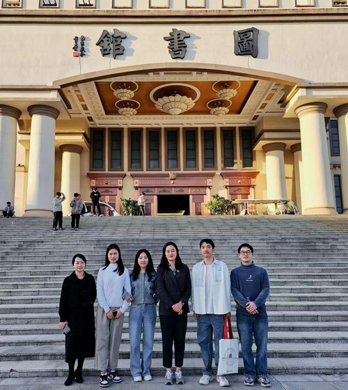 参观图书馆.jpg 参观图书馆.jpg