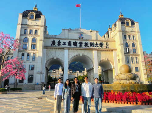 参观校园.jpg 参观校园.jpg