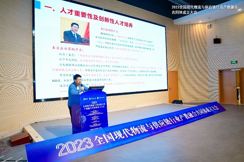 华南师范大学经济与管理学院副院长蒋峦做报告.jpg 华南师范大学经济与管理学院副院长蒋峦做报告.jpg
