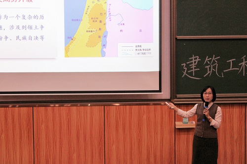 梁伟莹主讲.JPG 梁伟莹主讲.JPG