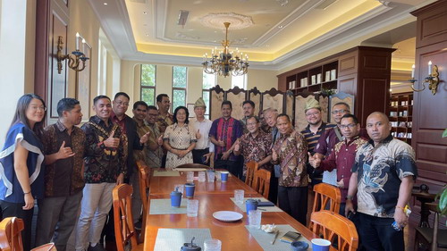 合影留念.jpg 合影留念.jpg