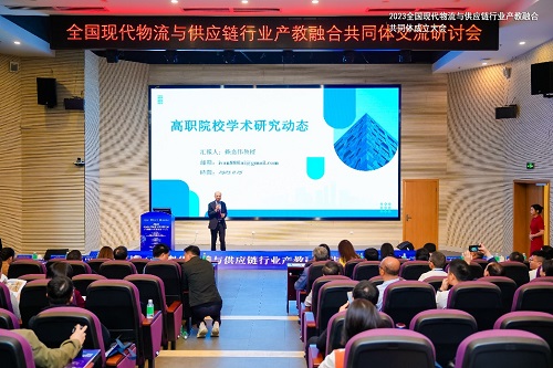 澳门理工大学教授赖嘉伟做报告.jpg 澳门理工大学教授赖嘉伟做报告.jpg