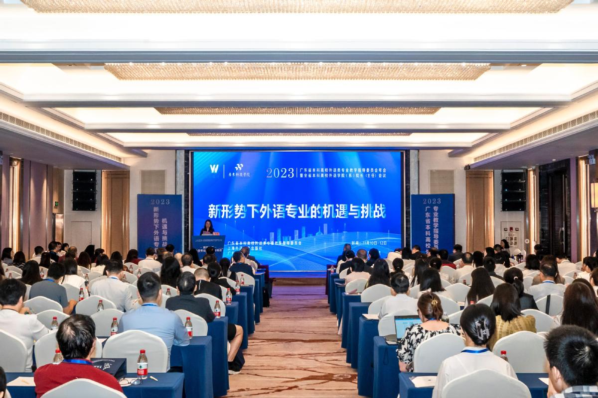 礼堂里有许多人
描述已自动生成