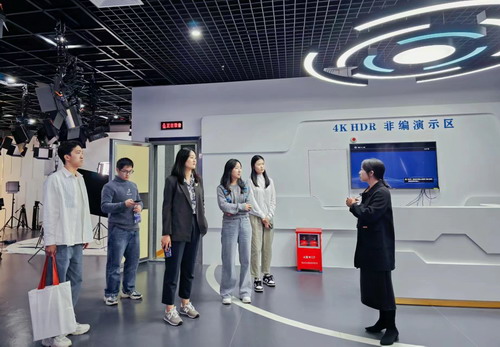 参观演播室.jpg 参观演播室.jpg