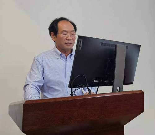 图为张有谊代表项目组汇报.jpg 图为张有谊代表项目组汇报.jpg