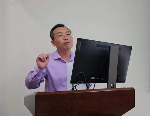 图为郑志峰代表项目组汇报.jpg 图为郑志峰代表项目组汇报.jpg