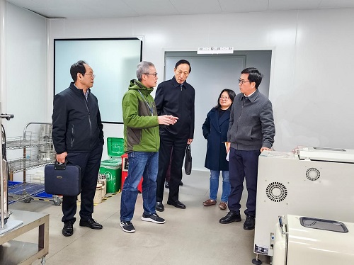 参观风华高科研究院.jpg 参观风华高科研究院.jpg