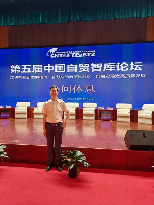 教师章义.jpg 教师章义.jpg