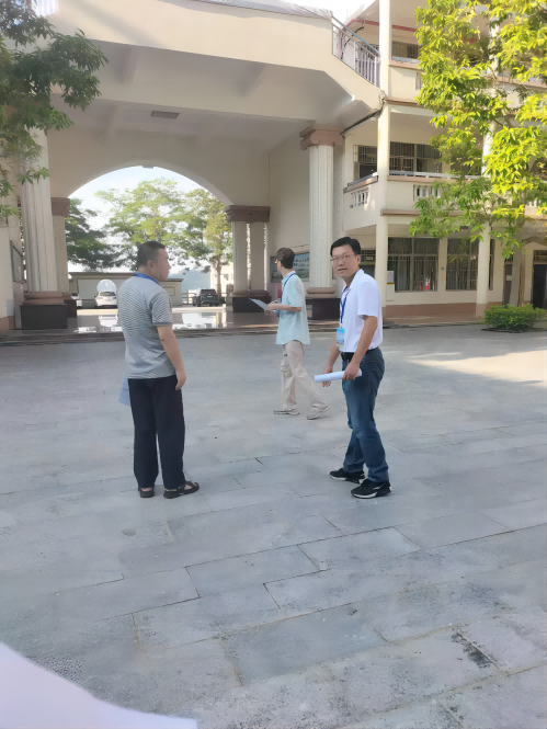 副校长方泽强带队巡查.png 副校长方泽强带队巡查.png