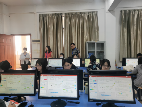 党委书记丁勇在课室巡查.png 党委书记丁勇在课室巡查.png