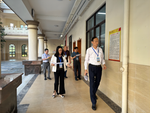 校长和飞带队巡查.png 校长和飞带队巡查.png