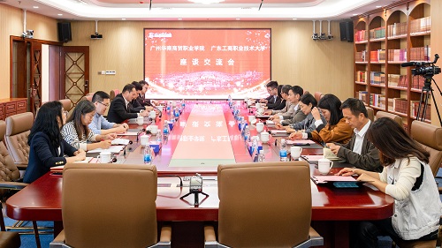 座谈现场.jpg 座谈现场.jpg