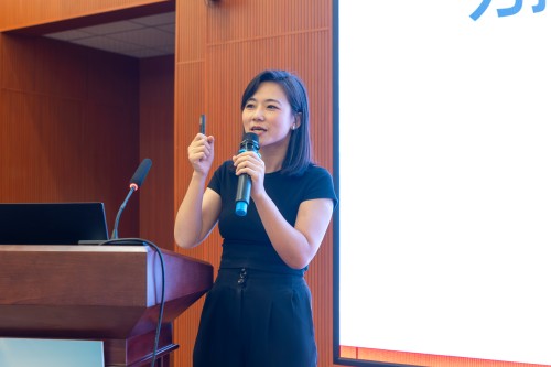 甄蔼仪分享创业经历.jpg 甄蔼仪分享创业经历.jpg