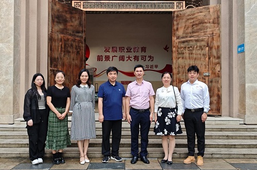 双方合影.jpg 双方合影.jpg