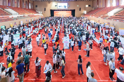 星湖校区招聘会现场.jpg 星湖校区招聘会现场.jpg