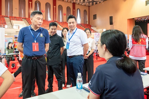 党委书记丁勇向参会企业了解情况.jpg 党委书记丁勇向参会企业了解情况.jpg