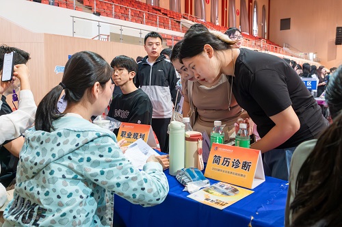 招聘会现场为毕业生提供多样化咨询服务.jpg 招聘会现场为毕业生提供多样化咨询服务.jpg