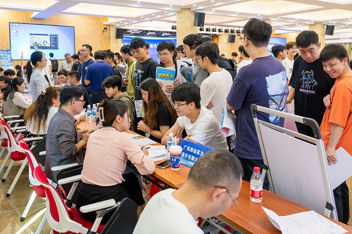 大旺校区招聘会现场.JPG 大旺校区招聘会现场.JPG
