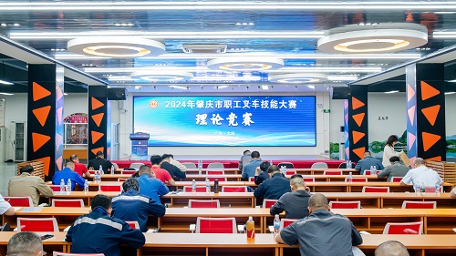 理论竞赛现场.JPG 理论竞赛现场.JPG