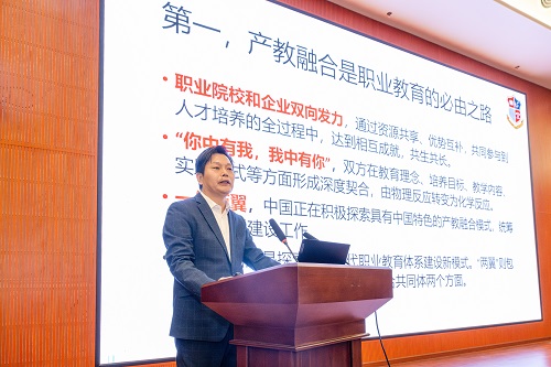 凌毅作报告.JPG 凌毅作报告.JPG