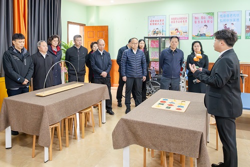 参观健康学院相关实训室.jpg 参观健康学院相关实训室.jpg