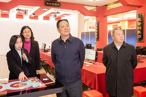 参观党建馆.jpg 参观党建馆.jpg