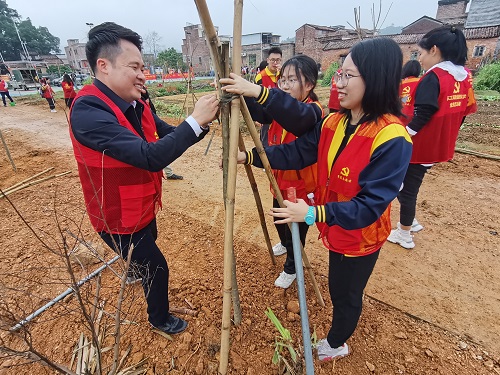 植树现场4.jpg 植树现场4.jpg