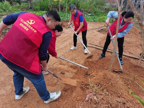 植树现场3.jpg 植树现场3.jpg