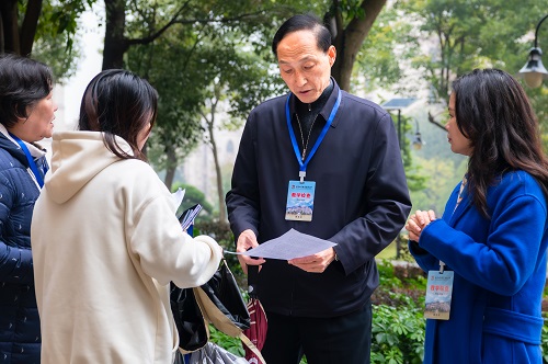 校长和飞.jpg 校长和飞.jpg