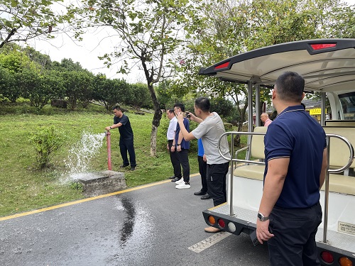 检查组排查消防设施.jpg 检查组排查消防设施.jpg