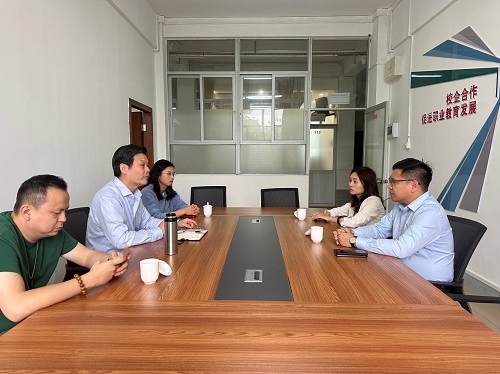双方洽谈.jpg 双方洽谈.jpg