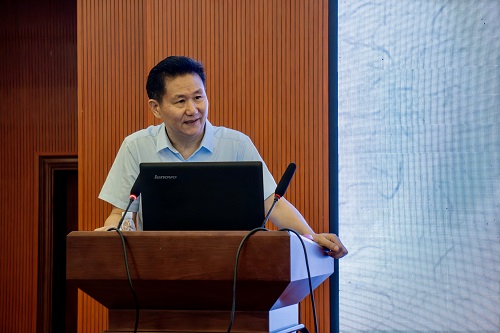 柳新祥作讲座.jpg 柳新祥作讲座.jpg