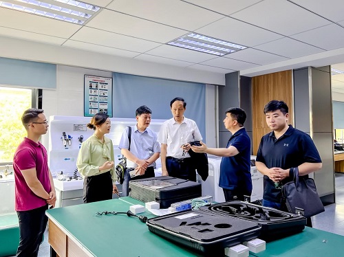 和飞一行走访广东德鑫医疗科技有限公司.jpg 和飞一行走访广东德鑫医疗科技有限公司.jpg