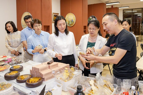 罗敏一行参观“广府金绣”工作室.jpg 罗敏一行参观“广府金绣”工作室.jpg