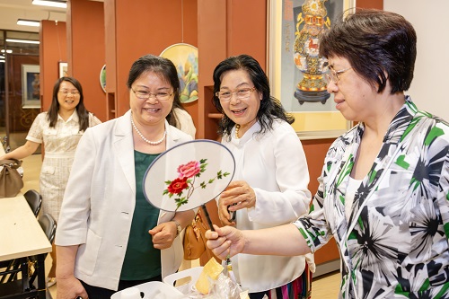 董事长谢建平陪同参观.jpg 董事长谢建平陪同参观.jpg