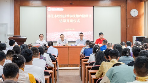 开班仪式上和飞致辞.jpg 开班仪式上和飞致辞.jpg