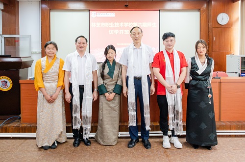 访学师生献哈达.jpg 访学师生献哈达.jpg