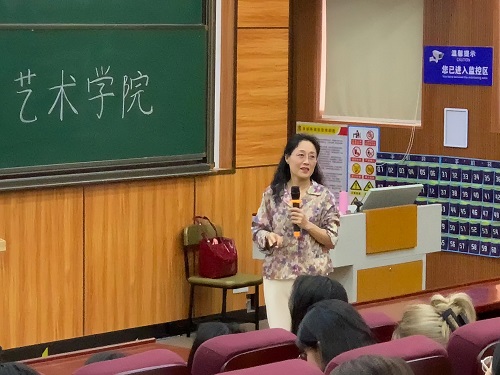 朱颖华作专题讲座.jpg 朱颖华作专题讲座.jpg