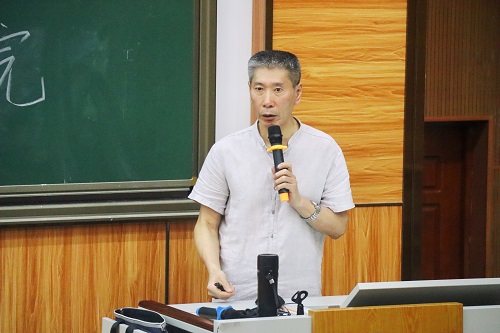 张斌主讲.JPG 张斌主讲.JPG