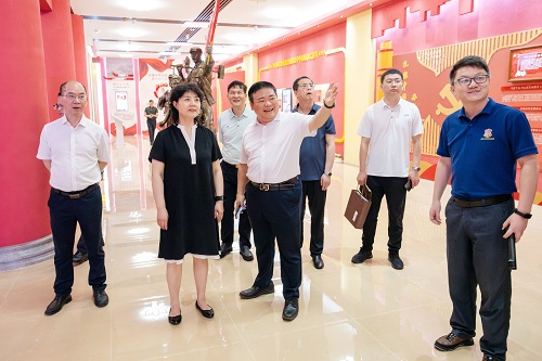 郑野岩一行参观党建馆.jpg 郑野岩一行参观党建馆.jpg