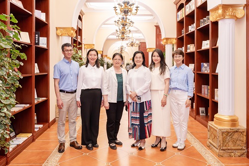 董事长谢建平与罗敏一行合影.jpg 董事长谢建平与罗敏一行合影.jpg