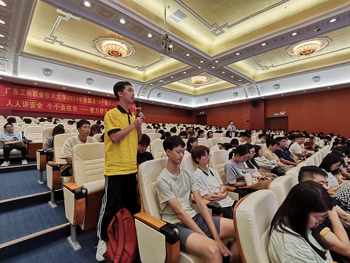 互动环节学生提问.jpg 互动环节学生提问.jpg