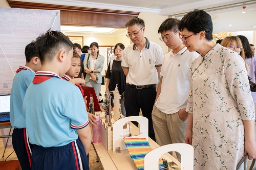 中小学生代表展示科学教育成果.jpg 中小学生代表展示科学教育成果.jpg