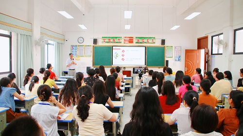 宣讲会现场.jpg 宣讲会现场.jpg