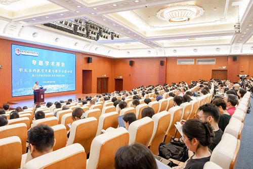 报告会现场.jpg 报告会现场.jpg